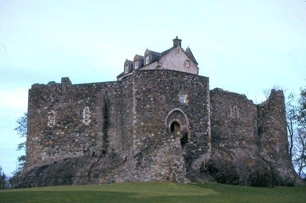Dunstaffnage-Castle-Scotland-1.jpg